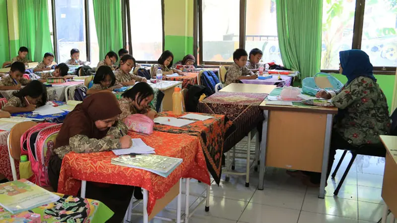 Kegiatan belajar mengajar di sekolah  Surabaya (Dian Kurniawan/Liputan6.com)