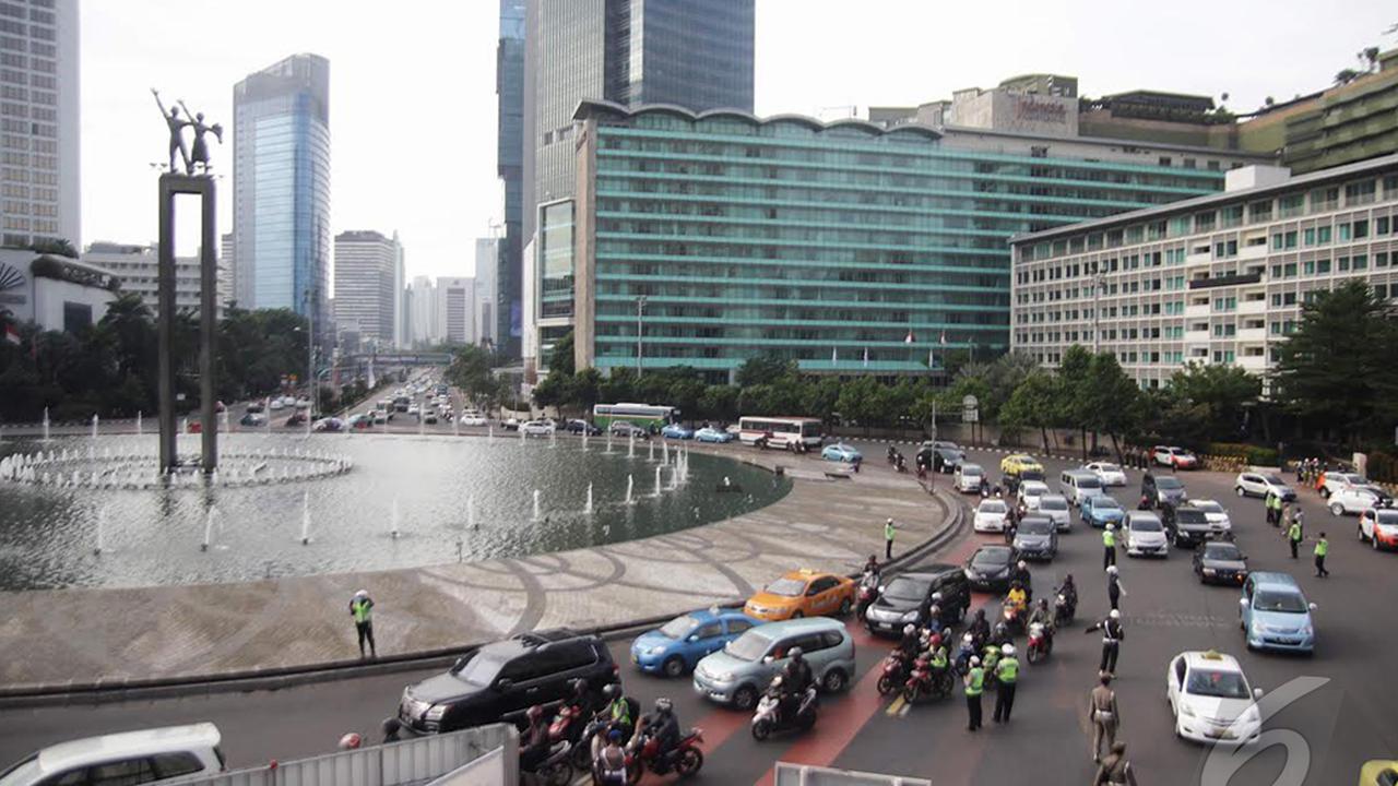 Uji Coba Larangan Sepeda Motor Lintasi Bundaran HI