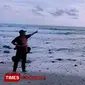 Wisatawan saat berfoto di Pantai Kali Uluh. (Wahyu Deni Setiawan/TIMES Indonesia)