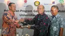 Direktur Pengembangan Bursa Efek Indonesia (BEI) Nicky Hogan (kiri) saat menerima cinderamata usai bersama Otoritas Jasa Keuangan (OJK) meluncurkan pilot project Galeri Investasi Mobile di Jagakarsa, Jakarta, Selasa (17/5). (Liputan6.com/Yoppy Renato)