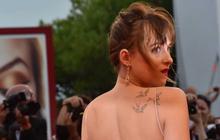 Tampil seksi tanpa bra, Dakota Johnson pamer tato burung
