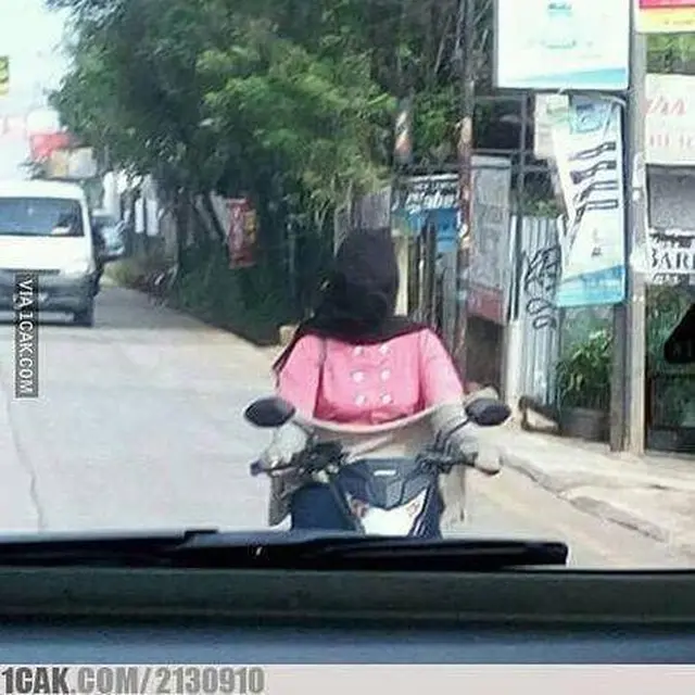 6 Momen Apes Naik Motor Pakai Baju Panjang, Harus Ekstra Hati-Hati