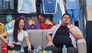 Dirut dan Manajer PSIM Yogyakarta, Liana Tasno dan Razzi Taruna. (Bola.com/Ana Dewi)