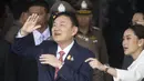 Thaksin kemudian dibawa pergi oleh para petugas untuk menghadapi penangkapan atas kasus-kasus kriminal lama.  (AP Photo/Wason Wanichakorn)