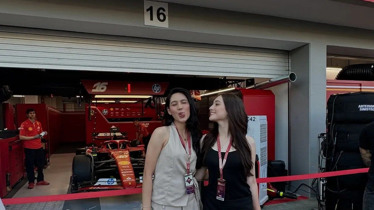 6 Gaya Kontras Laura Moane dan Anya Geraldine saat Nonton F1 di Singapura