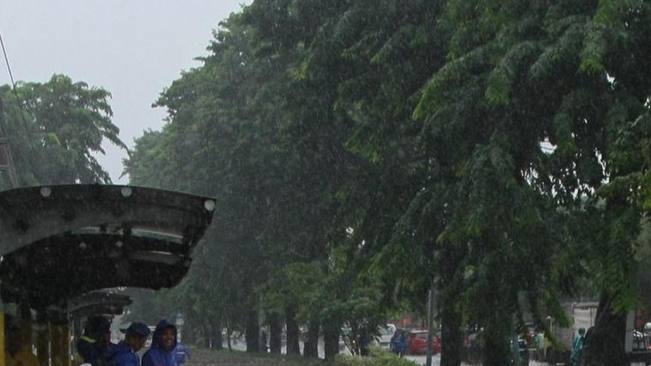 FOTO: Penampakan Banjir Parah di Cempaka Putih yang Bikin Motor Mogok dan Macet Panjang
