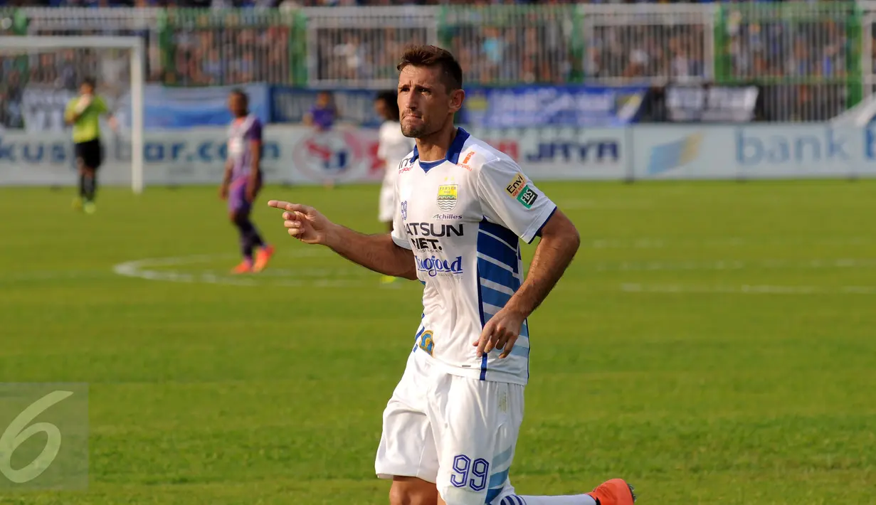 Penyerang Persib, Juan Carlos Belencoso merayakan golnya ke gawang PSGC saat laga persahabatan segitiga di Stadion Galuh Ciamis, Minggu (10/4/2016). Laga ini dimenangkan Persib 5-1. (Liputan6.com/Helmi Fithriansyah)