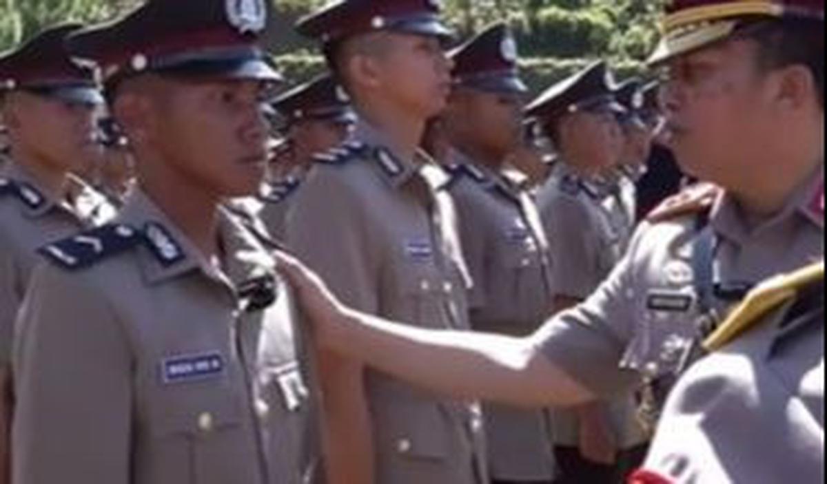 "Tiga kali ya? Luar biasa perjuangannya. Kamu gagal pertama di mana?," tambah Abdul Karim.