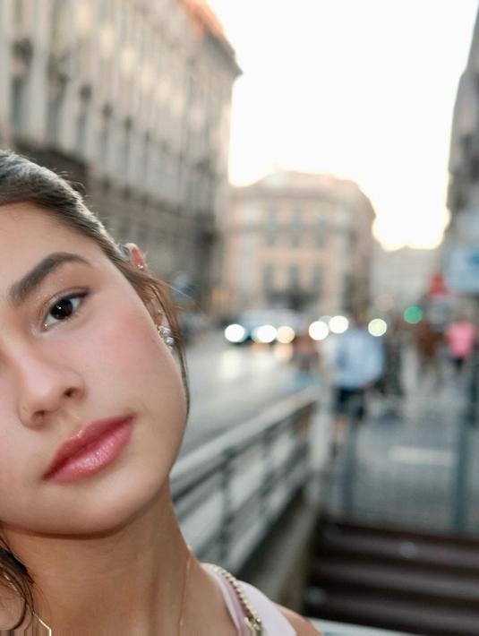 Selain gaya busananya yang menarik perhatian, foto-foto Maria juga menampilkan berbagai spot ikonik di Italia. Dari Colosseum yang megah hingga jalanan kota-kota di Italia yang indah, Maria berhasil menangkap esensi dari keindahan Italia dalam setiap jepretannya. (Liputan6.com/IG/@mariatheodoree)