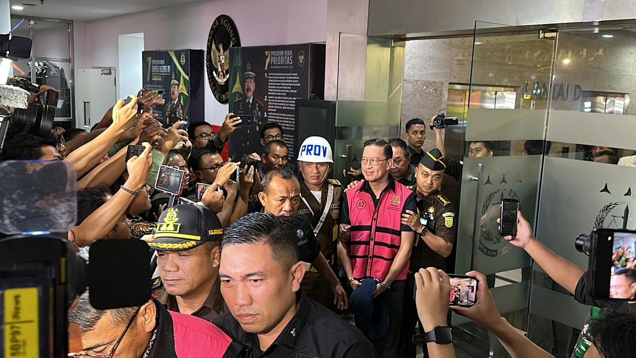 VIDEO: Senyum Tipis Tom Lembong Tangan Diborgol "Kita Serahkan Semua pada Tuhan"