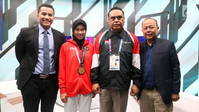 CDM Asian Games 2018, Komjen Pol Syafruddin dan Atlet Taekwondo Defia Rosmaniar foto bersama Pemimpin Redaksi Liputan6.com Mohamad Teguh saat berkunjung ke SCTV, Senayan City, Jakarta, Senin (20/8). (Liputan6.com/Johan Tallo)