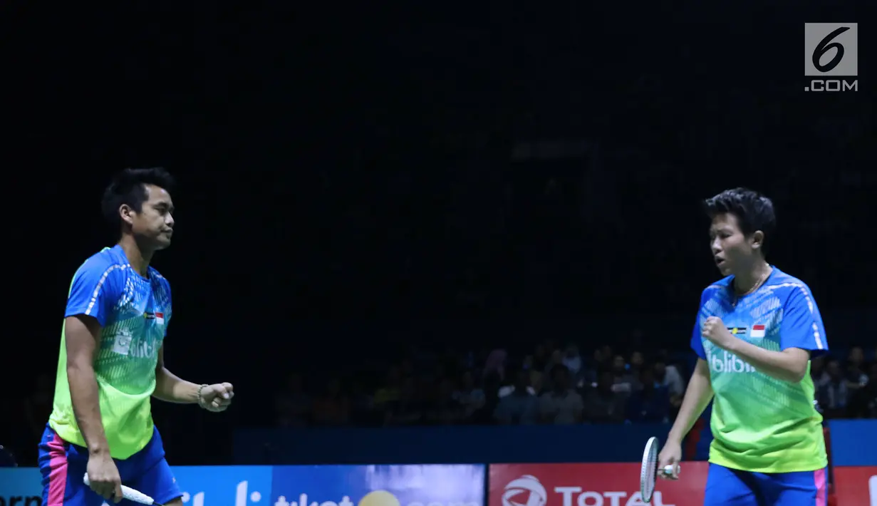 Ganda campuran Indonesia, Tontowi Ahmad/Liliyana Natsir saat melawan Hafiz Faizal/Gloria Emanulle Widjaja pada semifinal Indonesia Open 2018 di Istora GBK, Jakarta, Sabtu (7/7). Tontowi/Liliyana unggul 21-18, 21-8. (Liputan6.com/Helmi Fithriansyah)