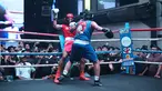 Gaga Muhammad (kiri) berduel dengan Raja 'Big Hecaa' pada ajang bertajuk University Boxing League (UBL) yang berlangsung di Embassy Lounge Jakarta, Senayan, Jumat (20/9/2024) malam WIB. (Bola.com/Abdul Aziz)