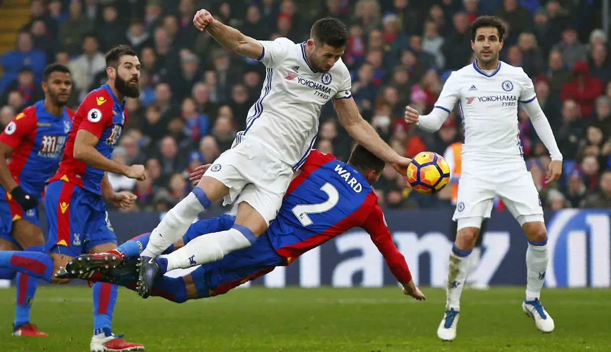 Aksi Chelsea, Gary Cahill (kiri) berduel dengan pemain Crystal Palace pada lanjutan Premier Leagu di Selhurst Park, (17/12/2016). Chelsea menang 1-0. (AFP/Adrian Dennis)  