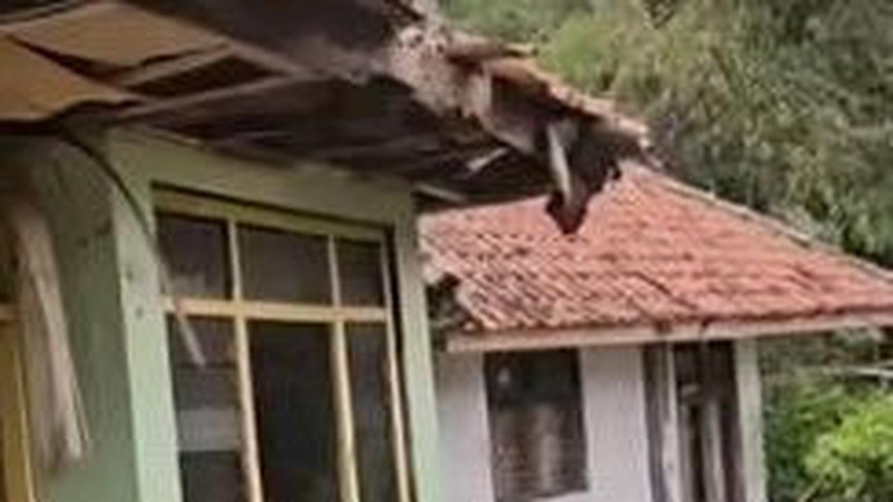 Hidup di Antara Puluhan Rumah Kosong, Keluarga Ini Tinggal di Kampung Mati Cigerut