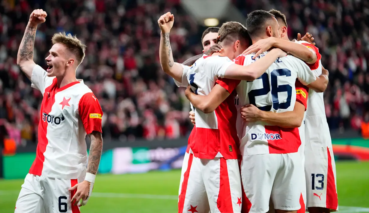 Tiga menit berselang giliran Igoh Ogbu yang mencatatkan namanya di papan skor. Umpan Lukas Masopust berhasil dimanfaatkan menjadi gol oleh Igoh Ogbu dan menambah keunggulan Slavia Praha 2-0. (AP Photo/Petr David Josek)