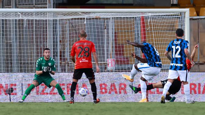 Penyerang Inter Milan, Romelu Lukaku (ketiga kanan) mencetak gol ke gawang Benevento pada laga giornata kedua Serie A di Stadio Ciro Vigorito, Rabu (30/9/2020). Inter Milan tanpa kesulitan berarti mencukur tim promosi Liga Italia Benevento 5-2. (Alessandro Garofalo/LaPresse via AP)