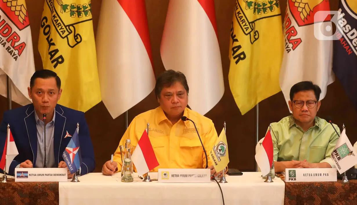 Ketua Umum Partai Demokrat Agus Harimurti Yudhoyono, Ketua Umum Partai Golkar Airlangga Hartarto dan Ketua Umum PKB Muhaimin Iskandar saat silaturahmi awal tahun di Hotel Dharmawangsa, Jakarta, Minggu (8/1/2023). Delapan pimpinan partai politik bertemu untuk membahas sistem proporsional tertutup dalam pelaksanaan Pemilu 2024 yang diwacanakan oleh Ketua Komisi Pemilihan Umum (KPU). (Liputan6.com/Herman Zakharia)