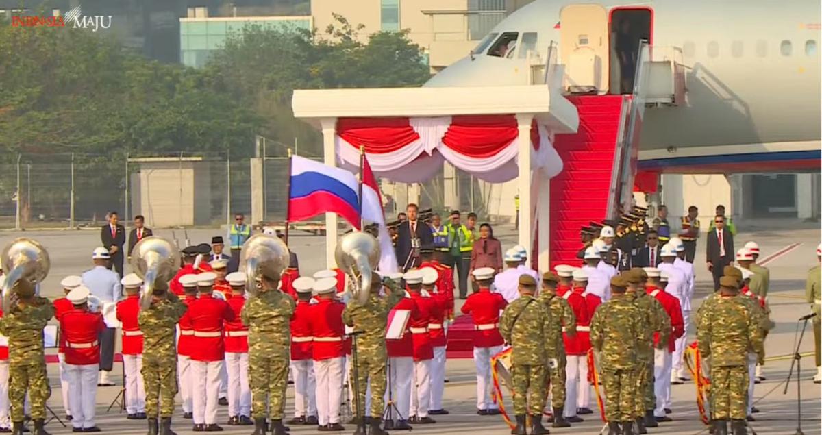 Penyambutan pejabat tinggi negara asing yang tiba di Indonesia untuk menghadiri pelantikan Presiden dan Wakil Presiden Teprilih, Prabowo Subianto dan Gibran Rakabuming Raka.
