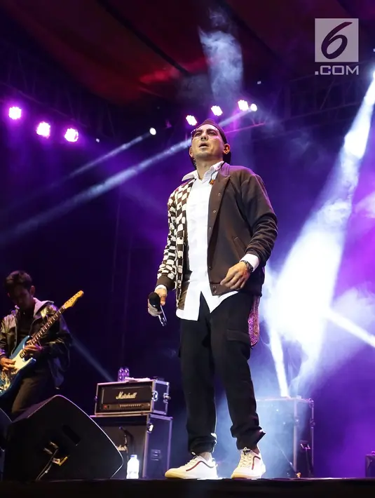 Rio Febrian saat tampil dalam acara Balkonjazz Festival 2019, di Balkondes Tuksono, Borobudur, Magelang, Jawa Tengah, Sabtu (14/9/2019). Rio sukses bikin baper dan menghipnotis ribuan penonton dengan melantunkan sekitar 10 lagu hitsnya. (Fimela.com/Bambang Ekaros Purnama)