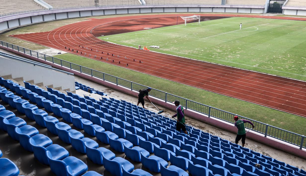 Sejumlah pekerja sedang membersihkan bangku penonton di Stadion Indomilk Arena, Tangerang pada Rabu (25/08/2021) sore WIB. Hal tersebut merupakan salah satu bentuk perawatan dan persiapan stadion untuk menyambut kompetisi BRI Liga 1 yang akan segera bergulir. (Foto: Bola.com/Bagaskara Lazuardi)
