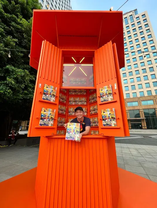 <p>Hadir dalam bentuk pop up, Le Monde D&rsquo;Hermes Kiosk hadir dengan bentuk unik. Terinspirasi dari kios koran yang ada di Paris dan dicat berwarna orange khas Hermes. Para undangan yang terdiri dari pelanggan loyal dari brand Hermes akan merasakan vibe kota Paris. Lengkap dikelilingi bangku-bangku taman ala Paris, majalah Le Monde D&rsquo;Hermes dibagikan secara gratis di kios ini. / Foto: Adinda Tri Wardhani - Fimela.com.</p>