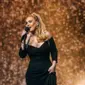 Kali ini giliran Givenchy yang merancang gaun hitam untuk Adele. Gaun sabrina itu memiliki aksen halter strap sequin berwarna silver. [instagram/adele]