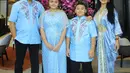 <p>Salah satu baju seragam Lebaran keluarga Krisdayanti dan Raul Lemos dalam rona biru yang meneduhkan. Lewat kaftan dan koko yang dibuat khusus dari Inne Collection. (Foto: Instagram @krisdayantilemos)</p>