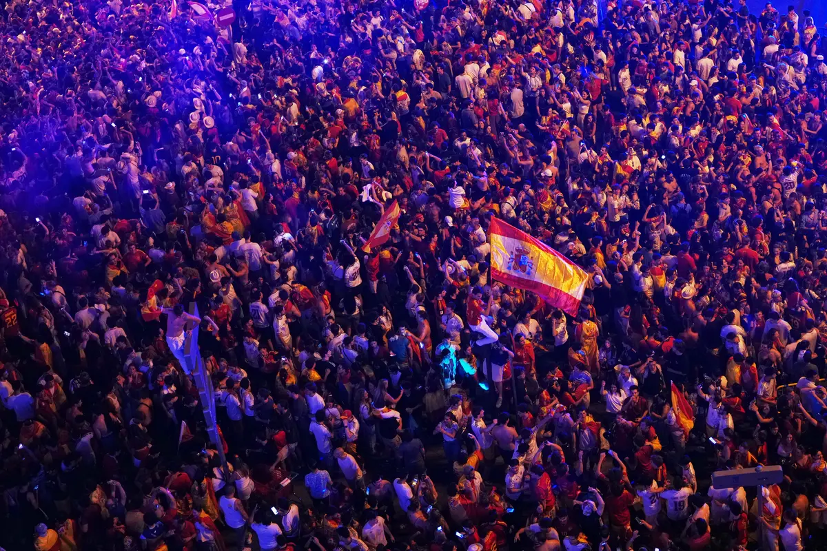 Para suporter Spanyol berselebrasi di pusat kota Madrid