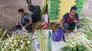 Pedagang membuat kulit ketupat untuk dijual di kawasan Bintaro, Jakarta, Sabtu (10/8/2019). Menjelang Idul Adha, para pedagang menjual kulit ketupat dengan harga sekitar Rp 8 ribu per sepuluh buah tergantung ukuran. (Liputan6.com/Herman Zakharia)