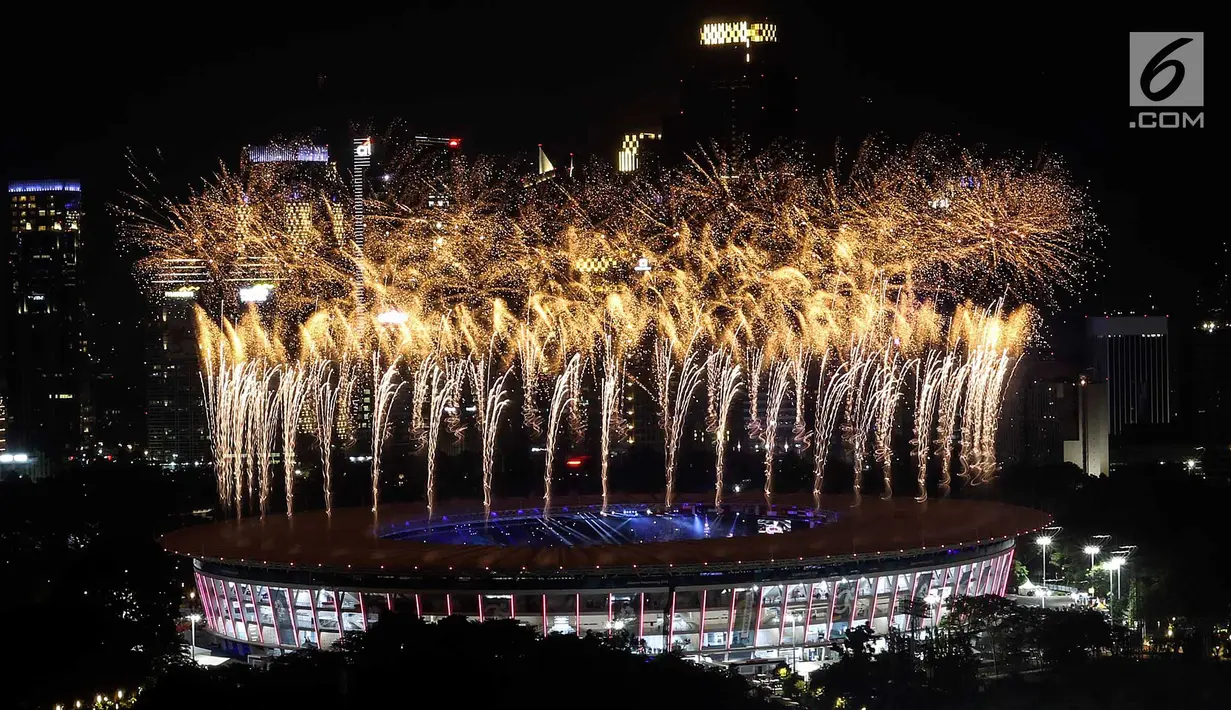 Pesta kembang api menyemarakkan upacara pembukaan Asian Games 2018 di Stadion Utama Gelora Bung Karno (SUGBK), Senayan, Jakarta, Sabtu (18/8). (Liputan6.com/JohanTallo)