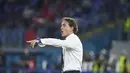 Pelatih Italia, Roberto Mancini menginstruksikan pemainnya saat bertanding melawan Swiss pada pertandingan grup A Euro 2020 di stadion Olimpiade di Roma, Italia, Rabu (16/6/2021). Selanjut, Italia akan bertanding melawan Wales. (Ettore Ferrari, Pool via AP)