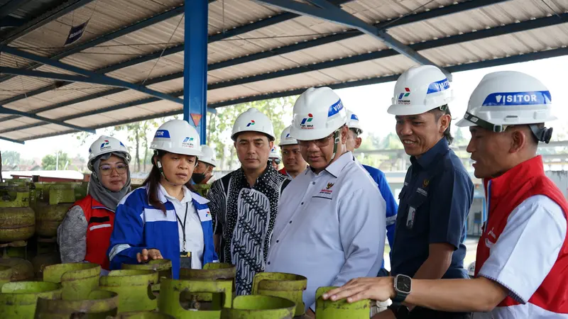 Pimpinan Ombudsman Yeka Hendra Fatika melakukan kunjungan kerja ke beberapa titik Stasiun Pengisian Bulk Elpiji (SPBE) dan Tinjau Langsung Penyaluran LPG 3Kg di Pangkalan LPG 3Kg di wilayah Yogyakarta (Istimewa)