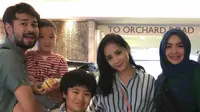 Ibunda Nagita Slavina ikut liburan ke Singapura bareng Raffi Ahmad dan Nagita Slavina [foto: instagram/rieta_amilia]