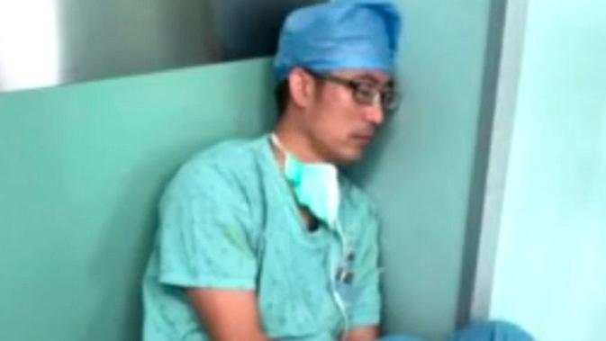 Dokter Dai Yu terlelap setelah melakukan tujuh operasi berturut-turut (Tangkapan Layar Yahoo/Asiawire)
