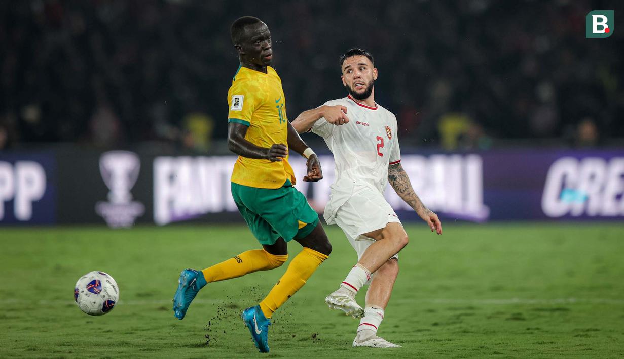 Calvin Verdonk kukuh mengawal lini belakang Timnas Indonesia saat bersua Australia. Kerja keras dan ketenangannya memberikan rasa aman pertahanan Garuda. Penggawa NEC Nijmegen ini sukses meredam lini serang Australia dan memaksa duel berakhir imbang tanpa gol. (Bola.com/Bagaskara Lazuardi)