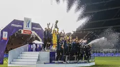 Para pemain Inter Milan merayakan dengan trofi setelah menang atas Juventus pada pertandingan final Piala Super Italia di Stadion San Siro di Milan, Italia, Kamis (13/1/2022). Inter Milan menang tipis atas Juventus 2-1 lewat perpanjangan waktu. (Spada/LaPresse via AP)