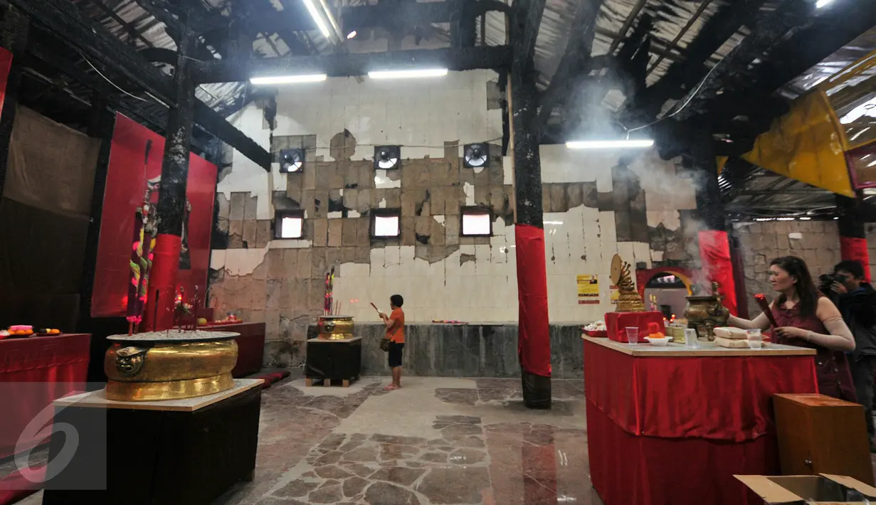 Warga Tionghoa memanjatkan doa di ruang ibadah Vihara Dharma Bhakti yang sempat terbakar beberapa waktu lalu, Jakarta, Minggu (7/2). Jelang hari raya Imlek, warga Tionghoa gelar sembahyang dan ritual lepas burung pipit. (Liputan6.com/Yoppy Renato)