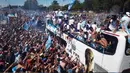 Pendukung menyambut kepulangan Timnas Argentina setelah menjuarai Piala Dunia 2022 di Buenos Aires, Argentina, 20 Desember 2022. Jutaan orang menyambut kepulangan Lionel Messi dan kawan-kawan bak pahlawan usai Argentina menjuarai Piala Dunia 2022. (AP Photo/Victor Caivano)