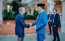 VIDEO:  Momen Akrab Jokowi dengan Pendiri Bloomberg dan Tokoh Lain Gala Dinner di Singapura