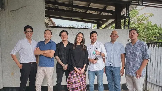 Outfit Lebaran Sophia Latjuba Curi Perhatian, Tetap Stylish Pakai Sarung