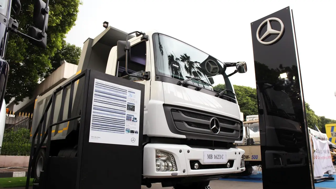  Mercedes-Benz Rakit Truk Berat di Wanaherang