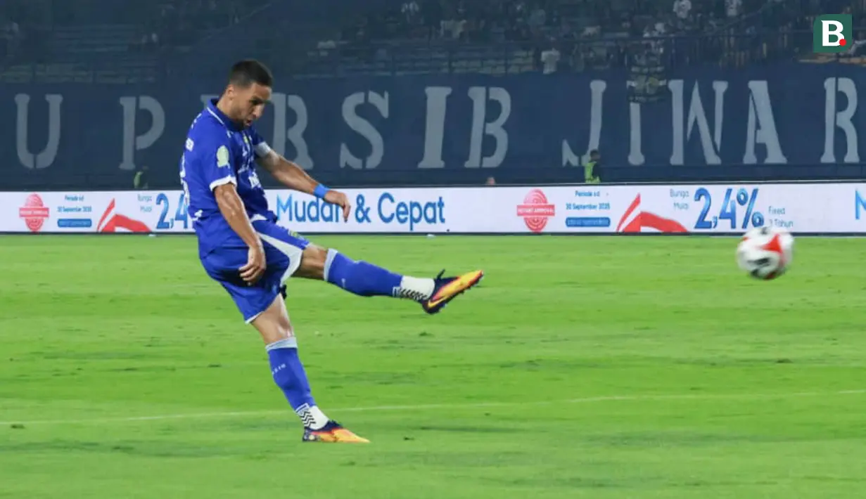 Hasil ini membuat Persib berada di peringkat ke-5 klasemen dengan 16 poin. Sementara, Persis kini berada di peringkat ke-17 dengan lima poin. (Bola.com/Erwin Snaz)