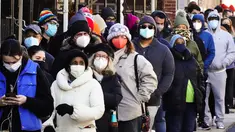 Warga kota mengantre sepanjang blok untuk menerima alat tes cepat COVID-19 di rumah secara gratis di Philadelphia, Senin (20/12/2021). Philadelphia membagikan tes COVID cepat yang bisa dipakai di rumah secara gratis hingga Natal mendatang. (AP Photo/Matt Rourke)