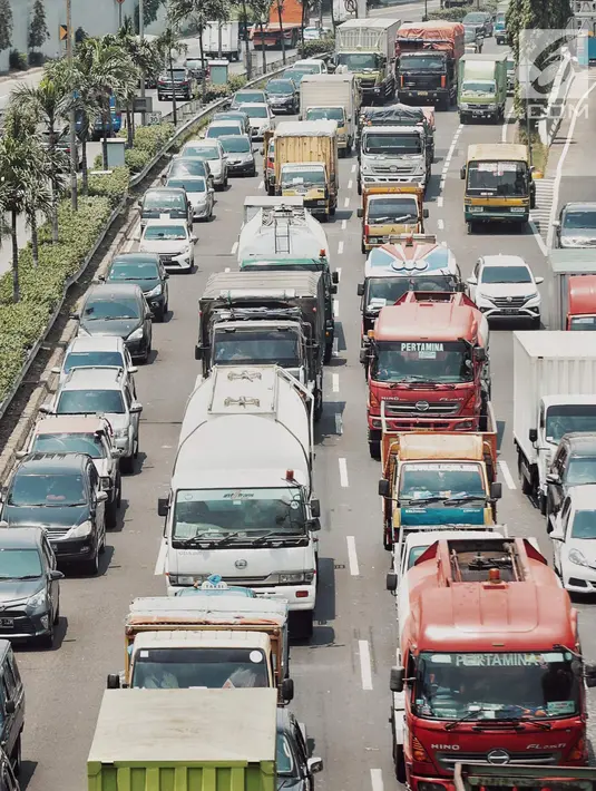 Kendaraan terjebak kemacetan di ruas Tol Jakarta Outer Ring Road (JORR), kawasan Jakarta, Senin (17/9). Sosialisasi integrasi transaksi tol JORR terus dilakukan sebelum diberlakukan hingga paling lambat akhir September 2018. (Liputan6.com/Faizal Fanani)