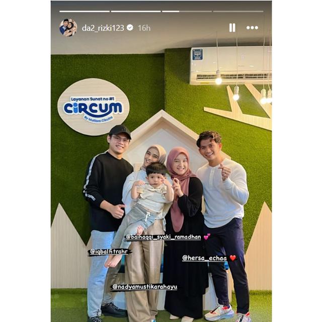 6 Potret Syaki Anak Nadya Mustika Disunat, Keberadaan Dua Ayah dan Ibu Jadi Sorotan