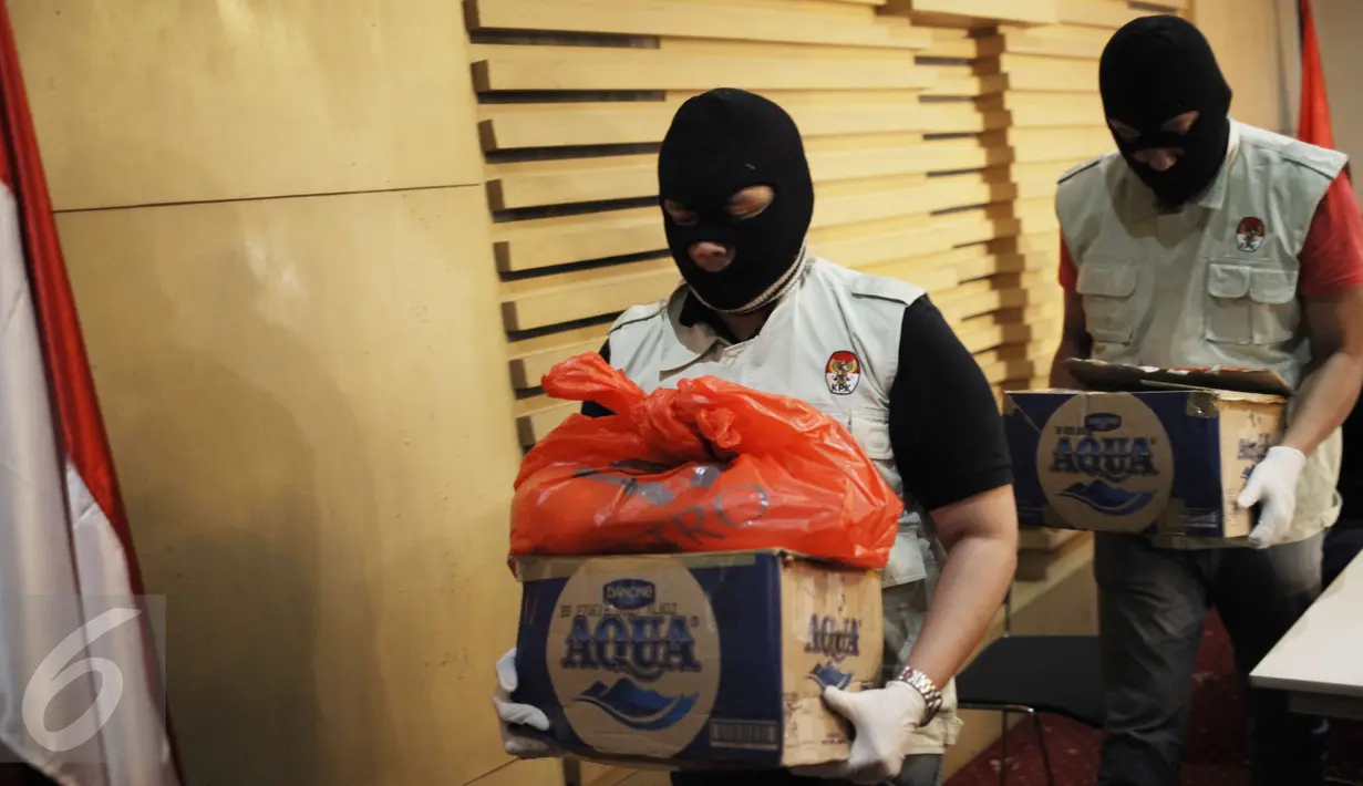 Penyidik KPK membawa dua kardus uang sejumlah 2 milyar yang merupakan barang bukti OTT Bupati Klaten di Gedung KPK, Jakarta, Sabtu (31/12). (Liputan6.com/Helmi Afandi)