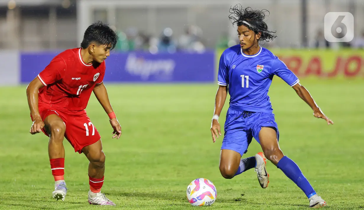 Tampil di hadapan publik sendiri, timnas Indonesia U-20 mencoba mengambil inisiatif bermain menyerang. (Liputan6.com/Angga Yuniar)