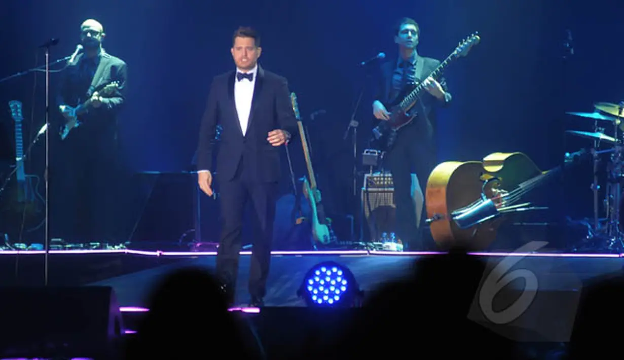 Penampilan Michael Buble saat konser di Indonesia Convention Exhibition (ICE), Tangerang, Kamis (29/1/2015). (Liputan6.com/Herman Zakharia)