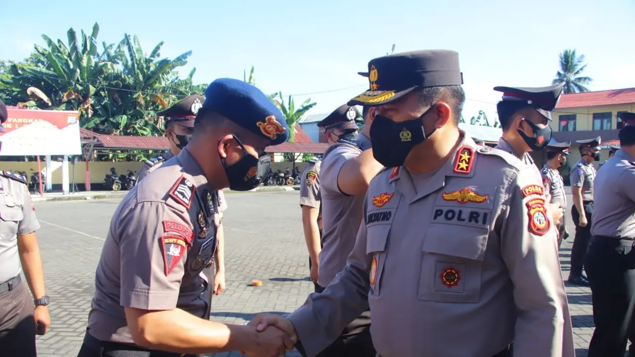 Kapolda Sulut memberikan selamat kepada personil Polda Sulut yang naik pangkat.